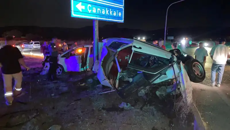 Çanakkale'de Dehşet Anları: İki Otomobil Çarpıştı, Yaralılar Hastaneye Kaldırıldı