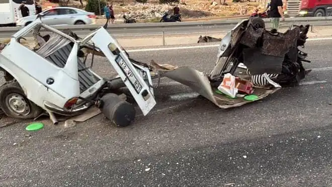 Bariyere Çarpan Araçta Feci Kaza: Bir Hayat Kaybedildi, Bir Yaralı