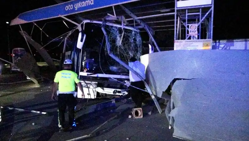 Otobüs Oto Yıkama Alanına Daldı: 8 Kişi Yaralandı