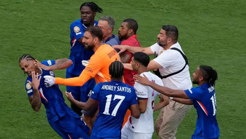 Dev Finalde Çılgın Anlar: Teknik Direktör Futbolcuya Yumruk Attı!