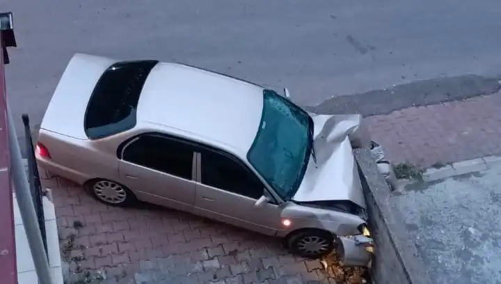Kontrolü Kaybeden Araç Duvara Çarparak Kaza Yaptı