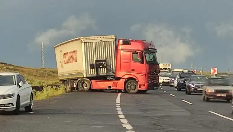 Türkiye Genelinde TIR Kayıt Sorunu: Yol Kapandı, Uzun Araç Kuyrukları Oluştu