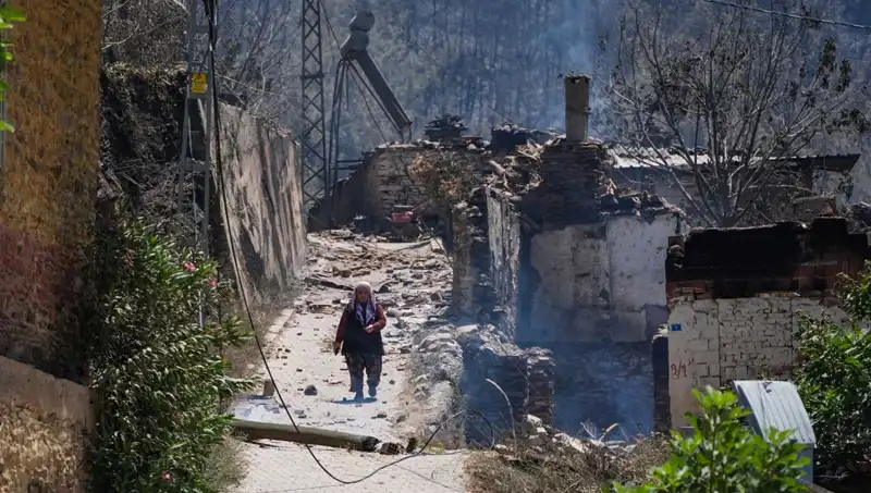 İzmir ve Bilecik’te Yangın Felaketi: 415 Bina Alevlere Yenik Düştü!