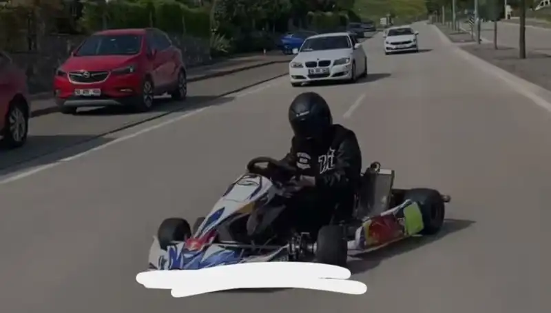 Tehlikeli Drift Gösterisi: Go-Kart Sürücüsü Yolda Sürükleniyor!