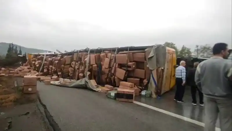 TEM Otoyolu'nda TIR Devrildi, Ankara Yolu Trafiğe Kapatıldı