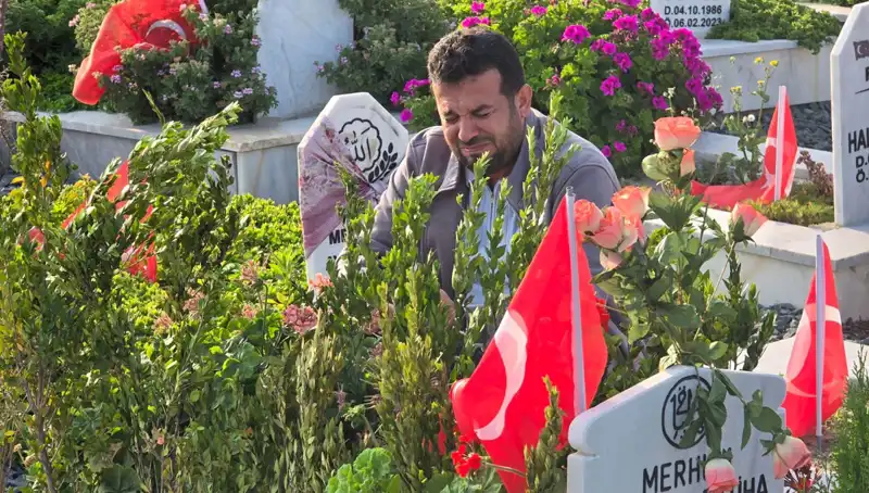 Deprem Şehitliğinde Bayram Neşesi Yerini Hüzne Bıraktı