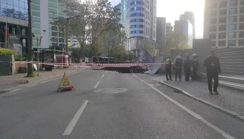 Sarıyer'de Şok Eden Olay: Cadde Çöktü, Trafik Felç Oldu!