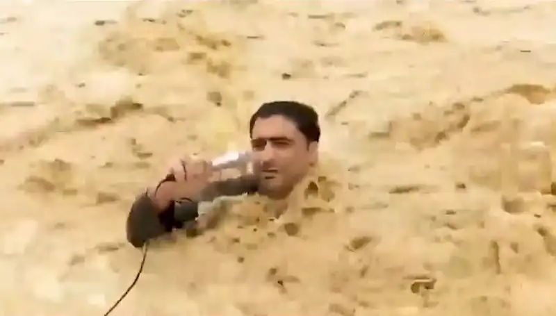 Yayın Sırasında Sel Sularına Kapılan Sunucu: O Anlar Canlı Yayında Yaşandı