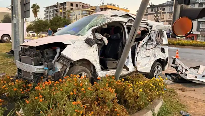 Antalya’da Trafik Kazası: Midibüs ve Hafif Ticari Araç Çarpıştı, 6 Yaralı