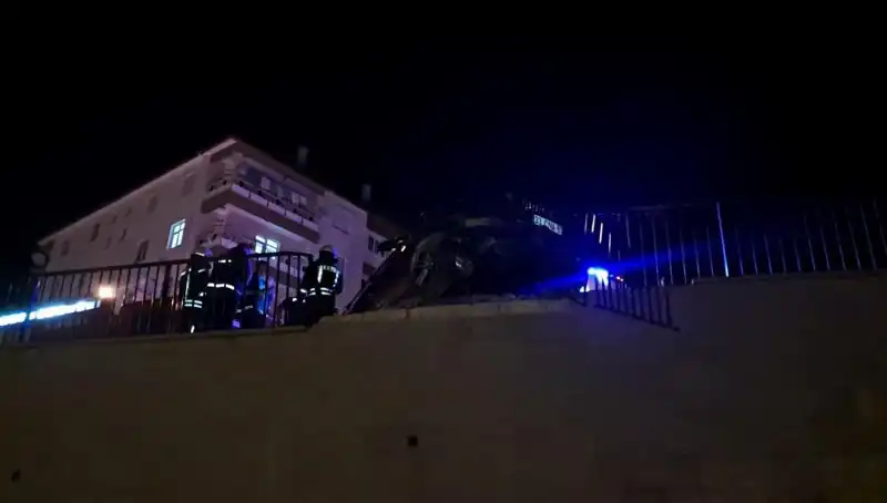 Kontrolden Çıkan Araç Bariyere Çarpıp Asılı Kaldı: Korku Dolu Anlar