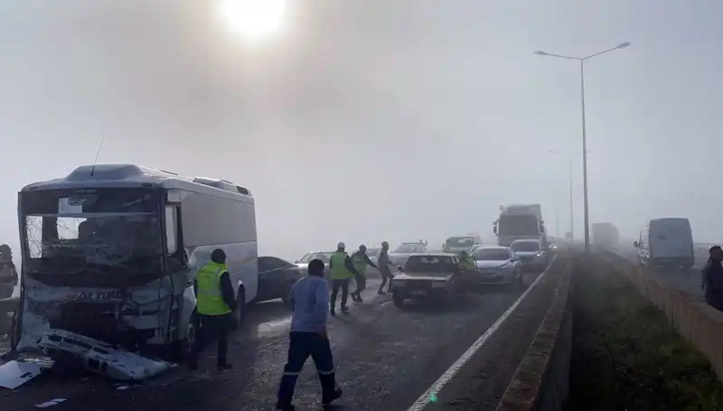 Yoğun Sis Kazası: 7 Kişi Yaralandı, İkiye Bölünen Yol Trafiği Aksattı