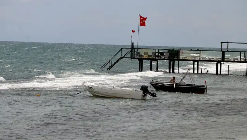 Poyraz Rüzgarı Kıyılarda Tehlike Saçıyor: Denize Girmek Yasaklandı!