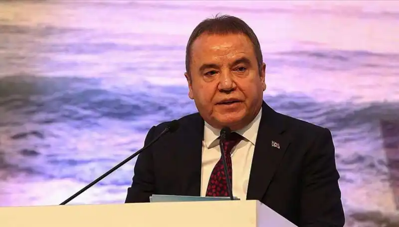 Antalya'nın Değişim Lideri: Muhittin Böcek'in İlginç Hayatı ve Siyasi Kariyeri