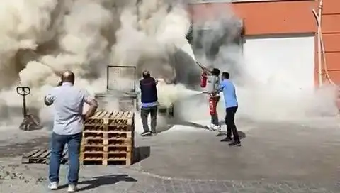 AVM Deposunda Yangın! Alışveriş Merkezi Ziyaretçileri Panik İçinde!