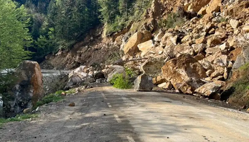 Giresun'da Meydana Gelen Heyelan Yol Hizmetlerini Sekteye Uğrattı