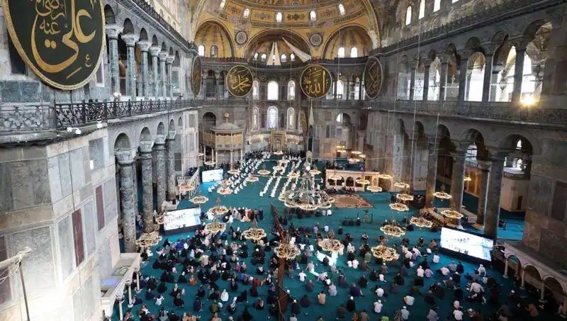 Ayasofya’nın Kapısını Kıran Sanığa Verilen Hapis Cezası Tartışmalara Yol Açtı