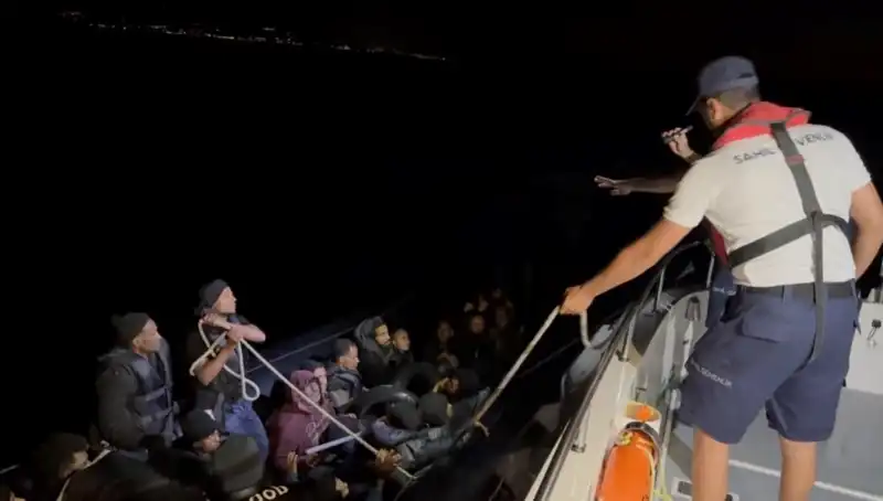 Çeşme'de Denizde Sürüklenen 42 Kaçak Göçmen Kurtarıldı: Detaylar Ortaya Çıktı