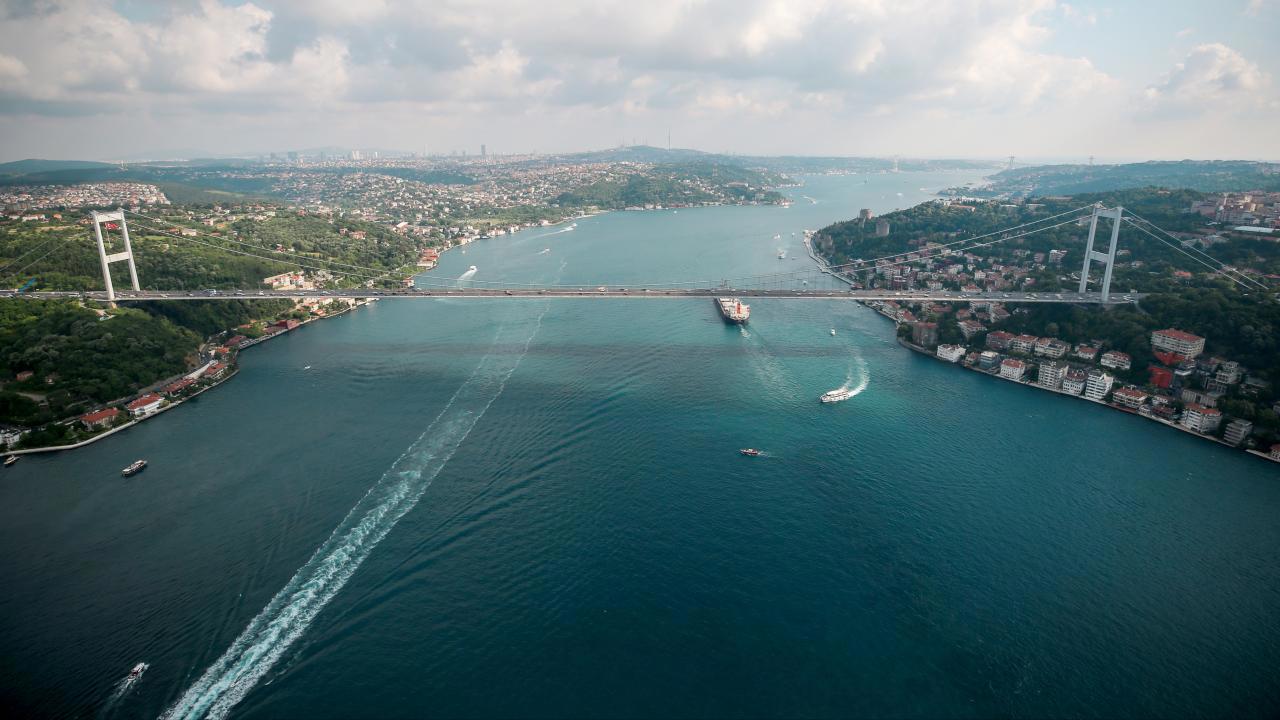 İstanbul Boğazı'nda Gemiler Yeniden Seferlere Başladı