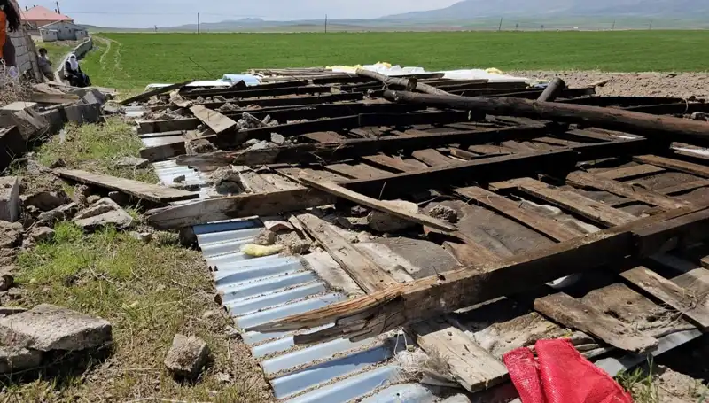 Fırtına Bitlis'i Vurdu: Şehirde Çatılar Uçtu, Zarar Büyüdü!
