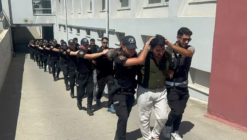 Adana’da 825 Kilo Eroin Ele Geçirildi: 16 Şüpheli Tutuklandı!