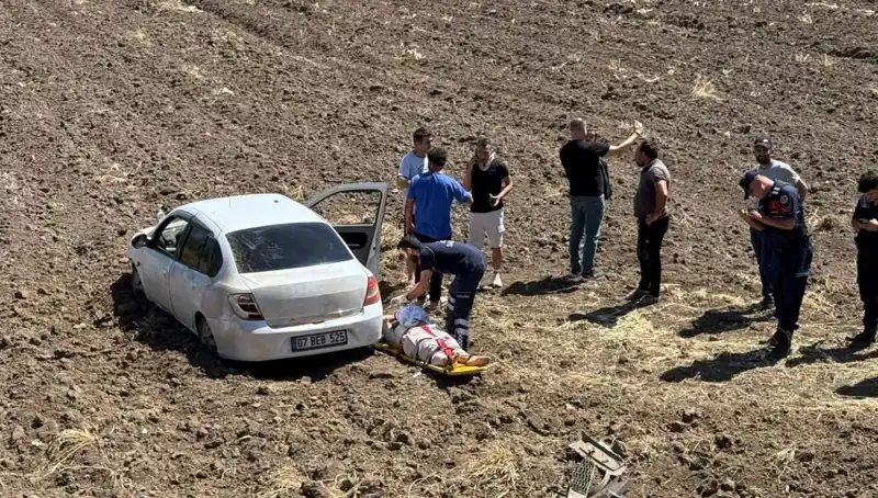 Osmaniye'de Kontrolden Çıkan Otomobil Tarlaya Uçtu: Üç Kişi Yaralı