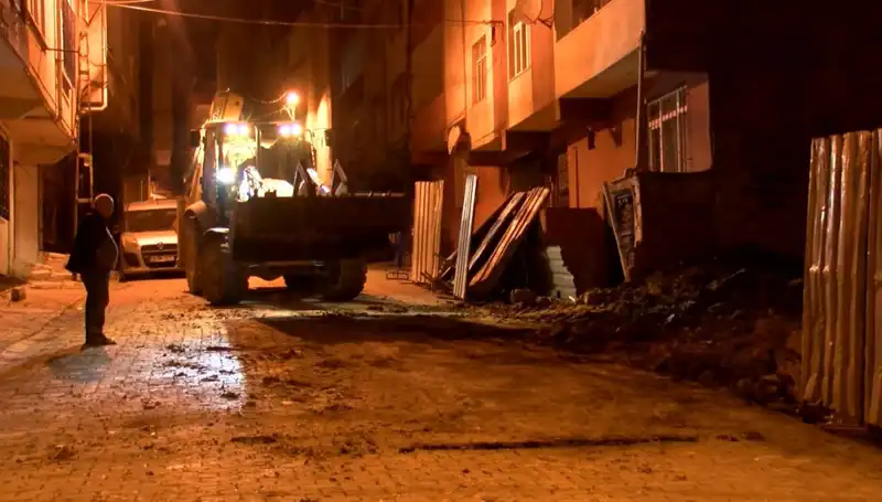 Bağcılar’da Yana Doğru Eğilen Bina Korkuttu, Hızla Boşaltıldı