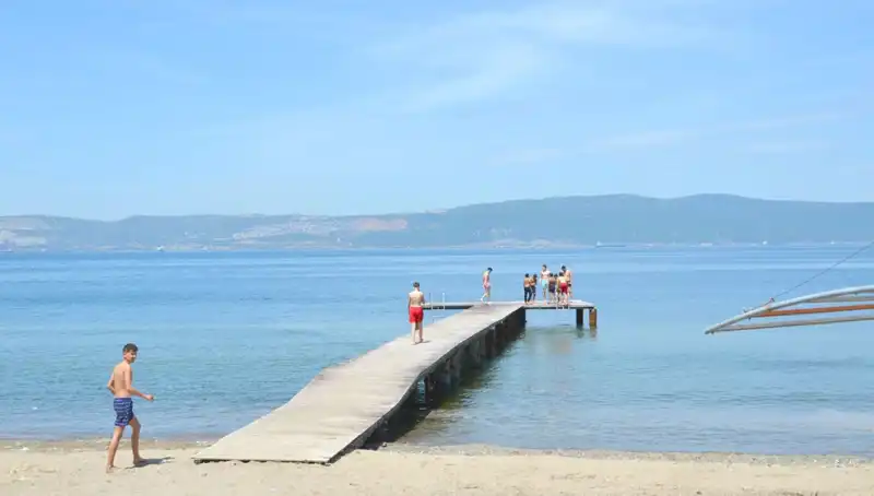 Sıcak Havanın Tadını Çıkaranlar: Plajlarda Denize Girme Keyfi