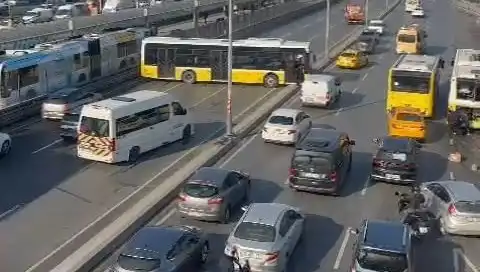 İstanbul'da İETT Otobüsü Kazası: Trafik Felç Oldu!