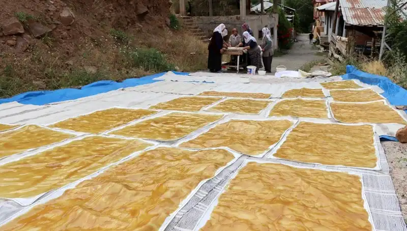 Kışın Sofralarını Şenlendirecek: Dev Kazanlarda Odun Ateşiyle Hazırlanan Leziz Yemekler