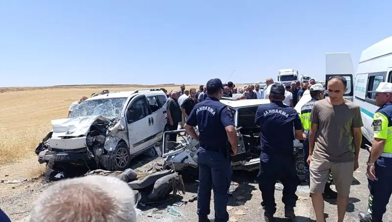 Otomobil ve Hafif Ticari Araç Çarpıştı: Korkunç Kaza 4 Can Aldı