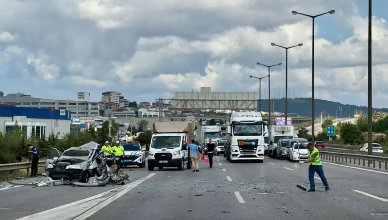 Otoyolda Trafiği Alt Üst Eden Kaza: Üç Kişi Araçta Sıkıştı!