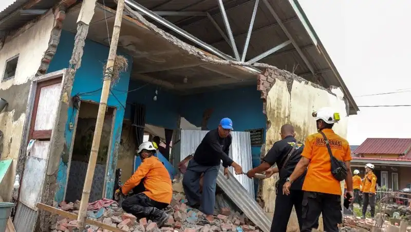 Endonezya'da 5.7 Büyüklüğünde Deprem: Yaşanan Felaket ve Son Gelişmeler