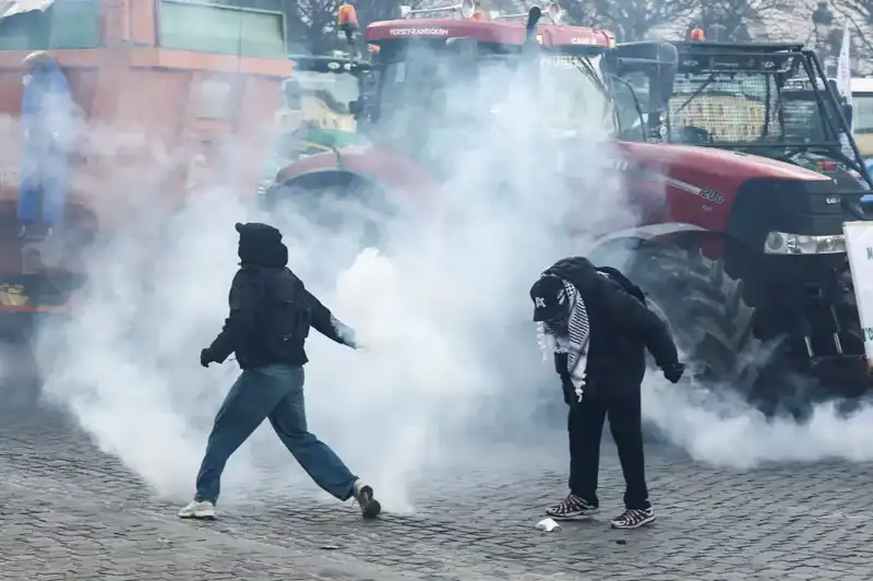Avrupalı Çiftçiler Traktörlerle AB Zirvesini Protesto Etti: İşte Ayrıntılar!