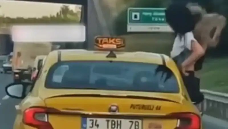 TEM Otoyolu'nda Taksiden Sarkan Gençler Şaşkınlık Yarattı!