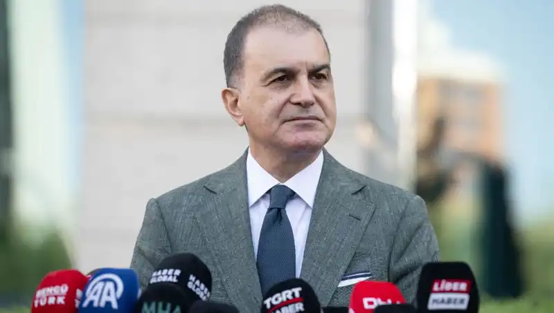 Ömer Çelik'ten Özel'e Tepki: Demokrasiye Tehdit Olarak Nitelendirildi