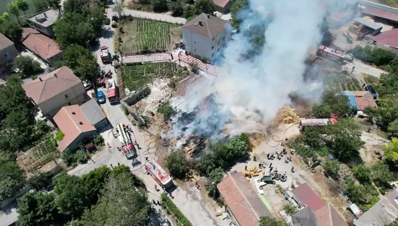 Arnavutköy’de Dehşet Veren Yangın: Saman Balyaları Kül Oldu