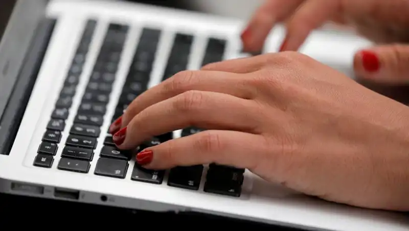 Dünyanın Gözünden Kaçan Tehlike: Laptop Mikrofonları Kapalıyken Bile Dinleyebiliyor