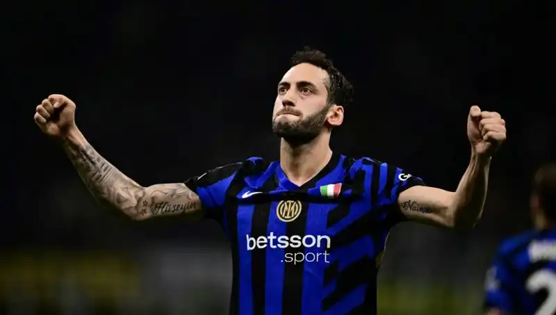Hakan Çalhanoğlu Tatilde Ama Inter Kampa Da Hazırlanıyor!