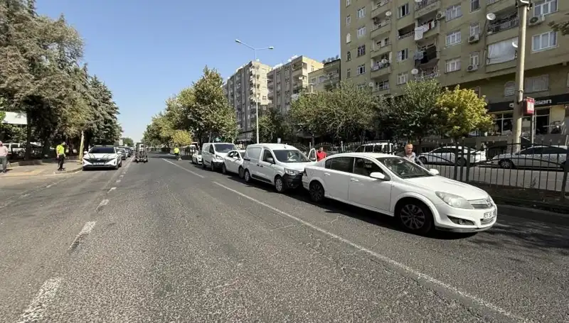 Diyarbakır'da 5 Araç Birbirine Girdi: Kaza Anı Korkuttu