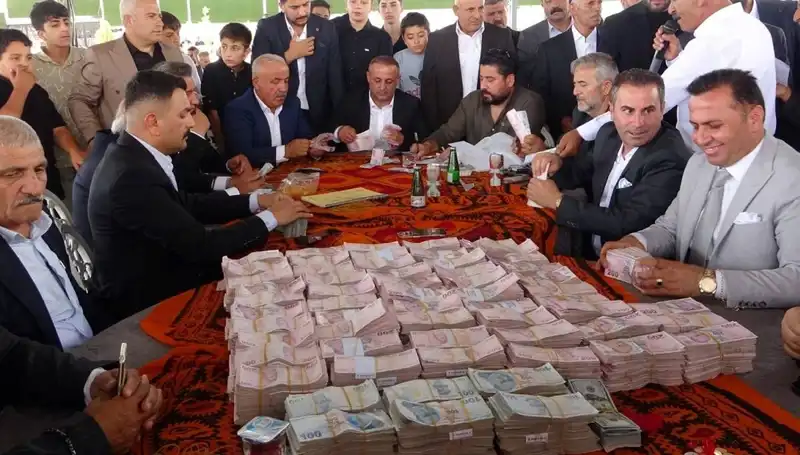 Şatafatlı Aşiret Düğününde Tören Sırasında Dağıtılan Altın ve Hediyeler Göz Kamaştırdı