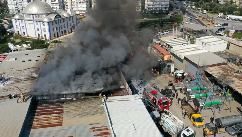 İzmir'de Oto Lastikçide Büyük Yangın: Yangın Çıktıktan Sonra Neler Yaşandı?