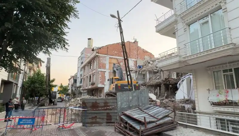 Yıkım Sürecindeki Bina Elektrik Kablolarını Kopardı: İki Sokak Karanlığa Gömüldü