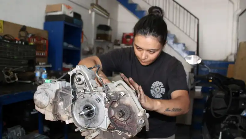 33 Yaşındaki Hayriye, Eşi İçin Motor Ustası Olmayı Seçti!