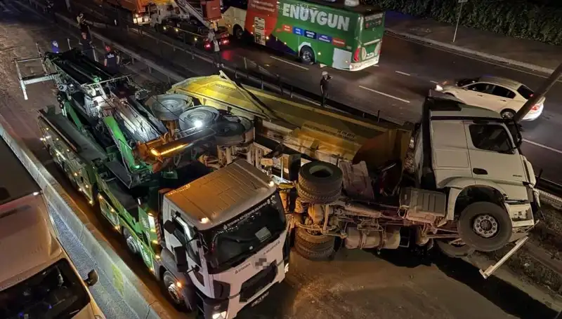 Moloz Yüklü Hafriyat Kamyonu Devrildi: Olay Yerinde Şok Gelişmeler