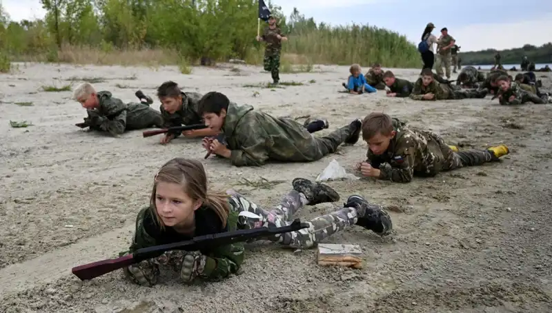 Rusya'da 8 Yaşındaki Çocuklar Askeri Eğitim Alıyor: Savaşın Gölgeleri