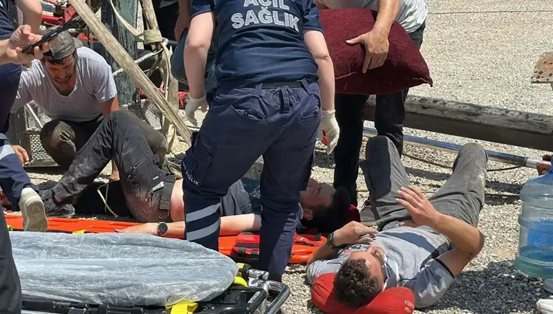 Bayrak Asma İşi Sırasında Vinç Devrildi: İki İşçi Yaralandı