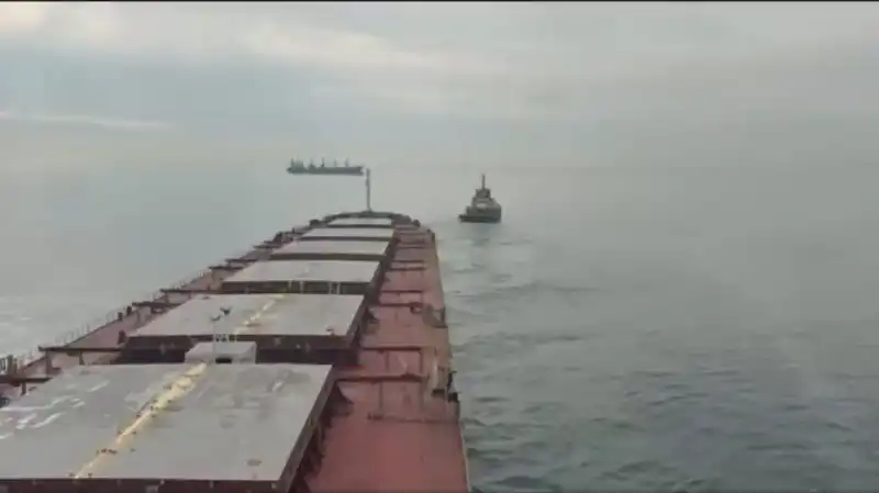 Ahırkapı’da Karaya Oturan Yük Gemisi Kurtarıldı: Dramatik Kurtarma Operasyonu