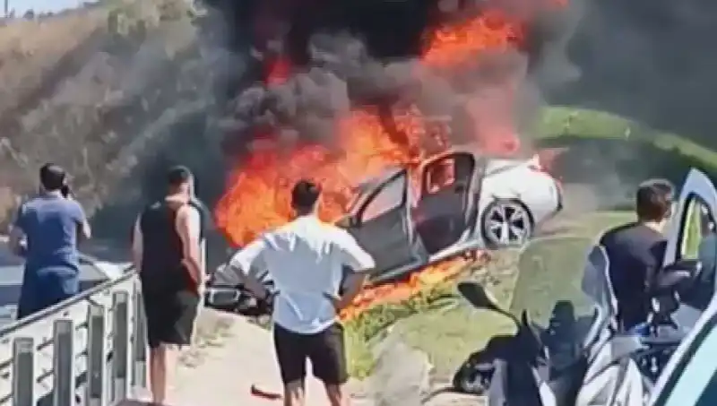 TEM Otoyolu'nda Korkutan Kaza: Otomobil Alev Alev Yandı