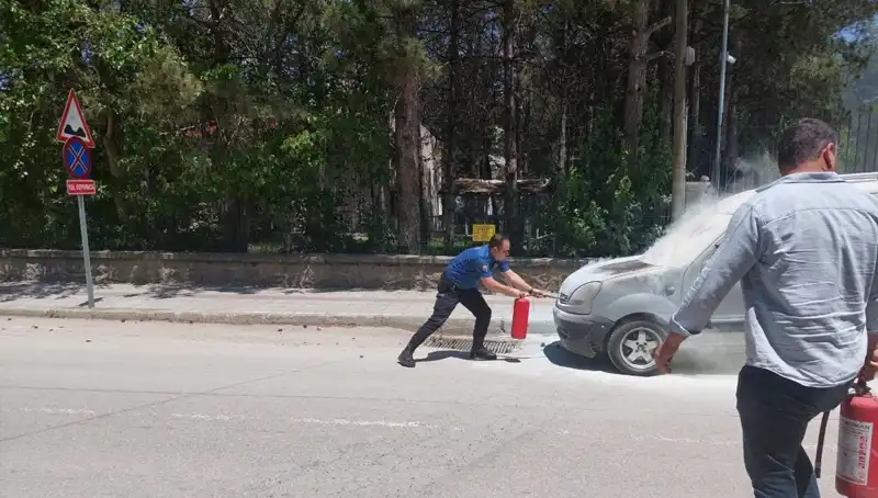 Emniyet Binası Önünde Yangın: Araç Alev Alev Yandı!