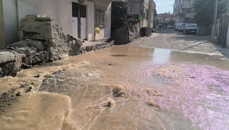 İlçede Patlayan İçme Suyu Hattı, Çarşı Alanını Sular Altında Bıraktı
